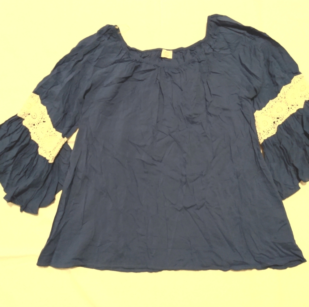 Bell sleeve with lace shirt